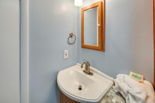 La salle de bains est pourvue d'un lavabo et d'un miroir. dans l'établissement Cozy Coastal Condo with Airy Oceanfront Balcony, à Myrtle Beach