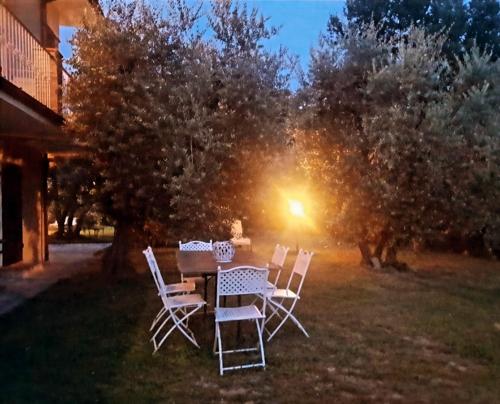 - une table et des chaises dans la cour la nuit dans l'établissement Locazione turistica La Saggina, à Montevettolini