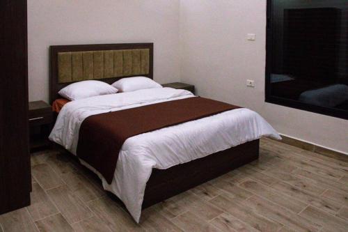 En eller flere senge i et værelse på Alhussam Villa & Chalet - Dead Sea