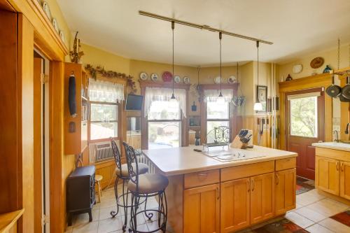 Virtuvė arba virtuvėlė apgyvendinimo įstaigoje Algoma Victorian - Steps to Lake Michigan!