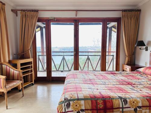 Postel nebo postele na pokoji v ubytování Hotel y Cabañas Punta Larga - Caja Los Andes