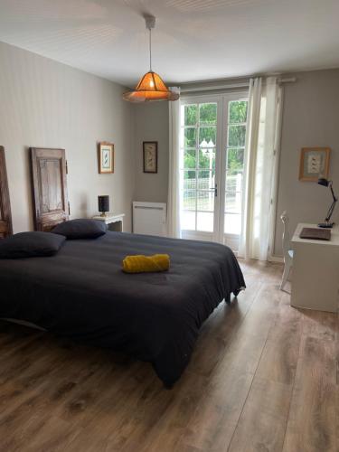 Dormitorio con cama con almohada amarilla en villa 8 personnes ô Mes Anges, en Saint-Julien-en-Born