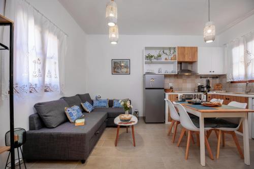 uma sala de estar com um sofá e uma mesa em Bluebell House Halki em Halki