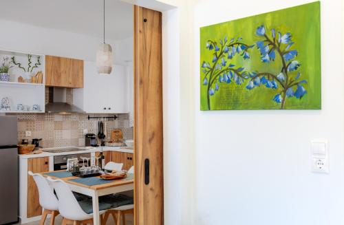 Η κουζίνα ή μικρή κουζίνα στο Bluebell House Halki