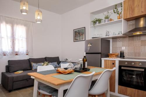 Η κουζίνα ή μικρή κουζίνα στο Bluebell House Halki