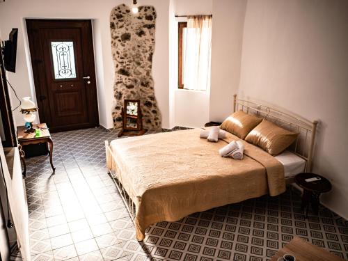 a bedroom with a bed with two towels on it at Mitato Eagle's Nest Asfentamos in Níthavris