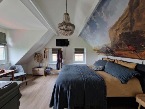 - une chambre avec un grand lit orné d'une peinture murale dans l'établissement Bed & Breakfast Hoeve Happiness, à Voorthuizen