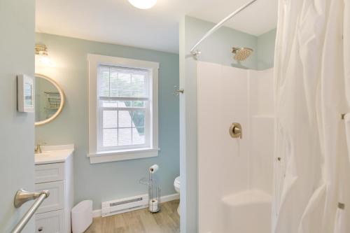 Bilik mandi di Kennebunkport Getaway with Grill Walk to Beach!