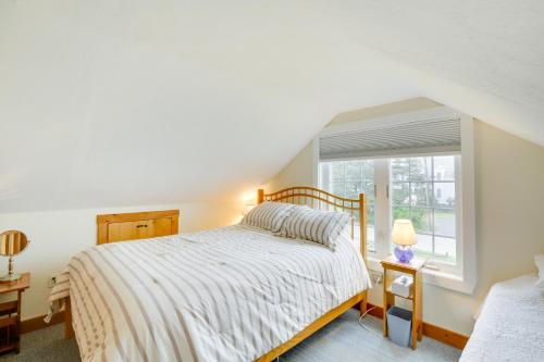 Katil atau katil-katil dalam bilik di Kennebunkport Getaway with Grill Walk to Beach!