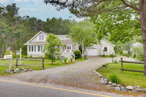 Taman di luar Kennebunkport Getaway with Grill Walk to Beach!