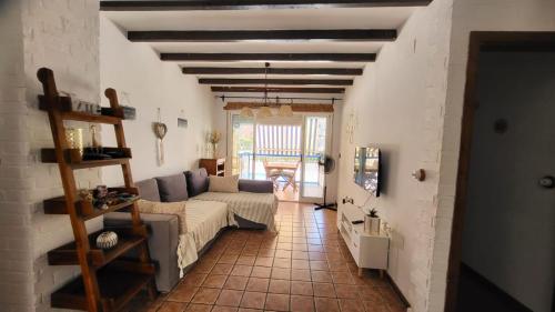 ein Wohnzimmer mit einem Sofa und einem Tisch in der Unterkunft Mediterraneo in Santa Pola