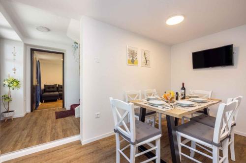 Телевизор и/или развлекательный центр в Apartment in Selce 5803