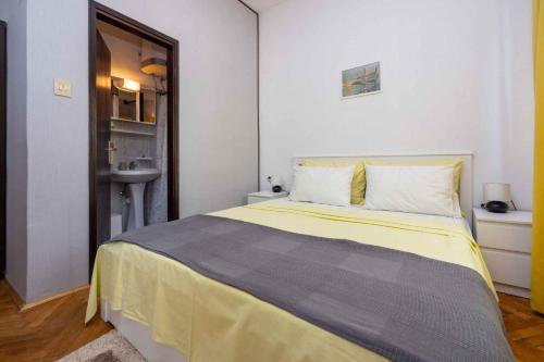 Кровать или кровати в номере Apartment in Selce 5803