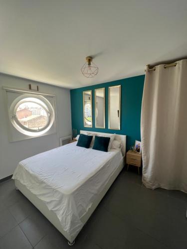 une chambre avec un grand lit avec une fenêtre dans l'établissement Appartement T2 marseille plein sud, à Marseille