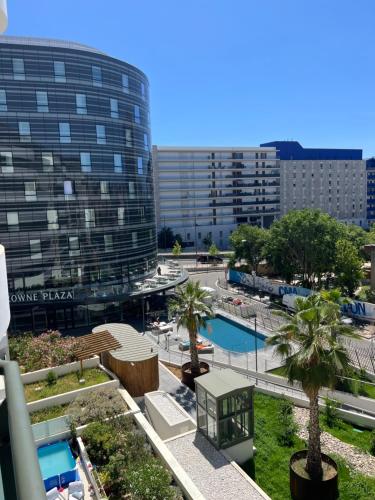 - une vue sur un complexe avec une piscine et un bâtiment dans l'établissement Appartement T2 marseille plein sud, à Marseille