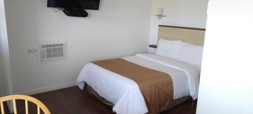 Ένα ή περισσότερα κρεβάτια σε δωμάτιο στο Motel au Fleuve d'Argent