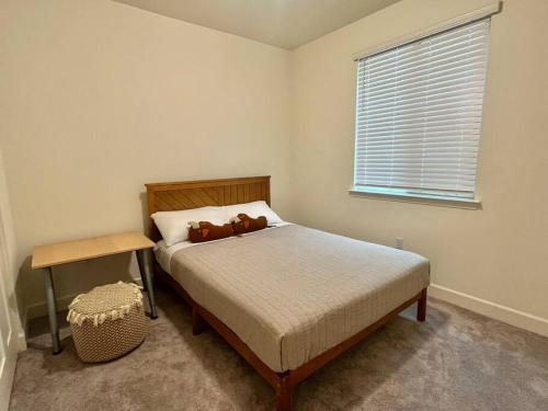 Un dormitorio con una cama con dos ositos de peluche. en Brand-New, Beautiful & Stylish Home in Sacramento!, en Sacramento
