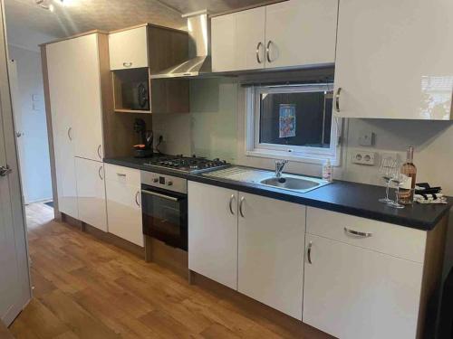 Nhà bếp/bếp nhỏ tại Chalet Kolkje op de Veluwe