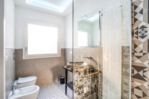 a bathroom with a shower and a toilet and a sink at Suite Mariagiovanni in Lecce