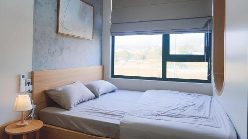 uma cama num pequeno quarto com uma janela em Tít Mít HomeStay em Cao Bang