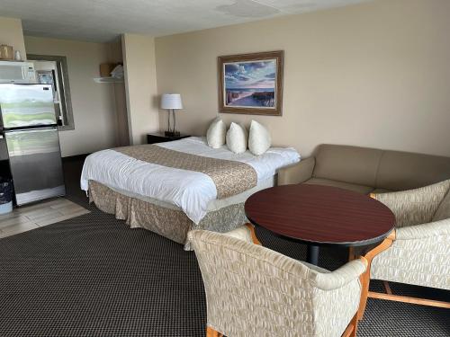 ein Hotelzimmer mit einem Bett, einem Tisch und Stühlen in der Unterkunft Diamond Crest Motel in Wildwood Crest
