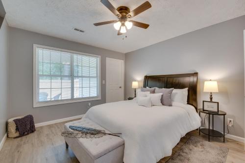 1 dormitorio con 1 cama blanca grande y ventilador de techo en Splendid Atlanta Vacation Rental Near College Park en College Park
