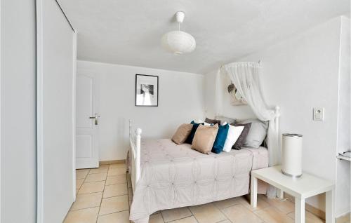 Un dormitorio con una cama blanca con almohadas. en 2 Bedroom Cozy Home In Sarrians, en Sarrians