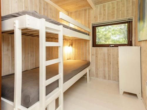 イェアティングにある6 person holiday home in Esbjerg Vの小さな家の中にある二段ベッド付きのベッドルーム1室です。