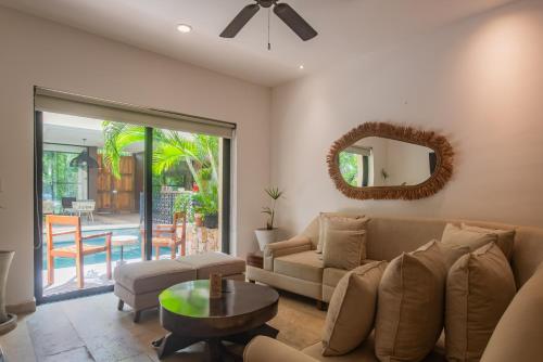 Część wypoczynkowa w obiekcie Luxury Aldea Zama 2bed - 2bat Apartment Private Terrace & Swim Up