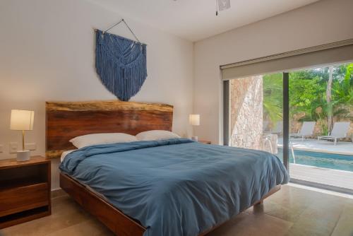 1 dormitorio con 1 cama grande y piscina en Luxury Aldea Zama 2bed - 2bat Apartment Private Terrace & Swim Up, en Tulum