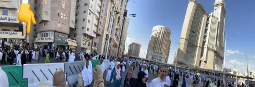 mohammad hariri hotel فندق محمد حريري في مكة المكرمة: زحمة الناس تمشي على شارع المدينة