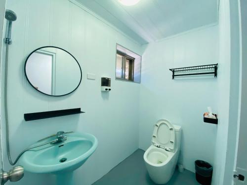 綠島鄉的住宿－好拾光民宿，一间带水槽、镜子和卫生间的浴室