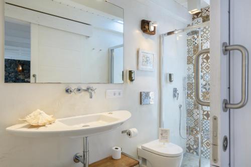 Un baño con lavabo, inodoro y ducha. en Eco Living Olivos76, en Tías