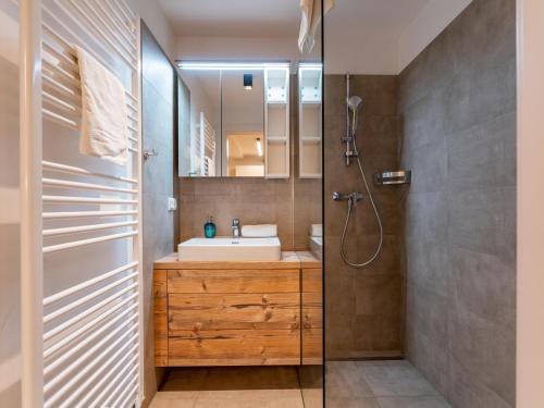 マウテルンドルフにあるSki Nature Apartment Lungau Top 14の洗面台と鏡のあるバスルーム