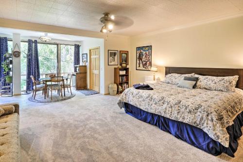um quarto com uma cama e uma sala de jantar em Northern Star - Studio em Fairbanks