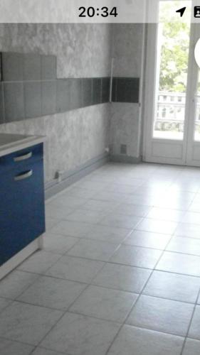 uma cozinha vazia com piso em azulejo e uma janela em Château de la touche em Savigny-Lévescault