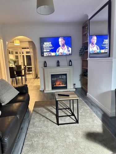 TV at/o entertainment center sa Cosy 3 Bedroom House In Birmingham! - Contractors, Business & Corporate Guests Welcome