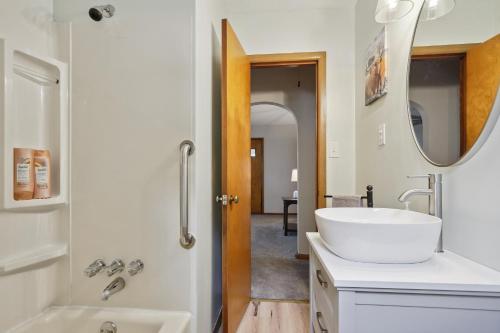 ein Badezimmer mit einem weißen Waschbecken und einem Spiegel in der Unterkunft Utica Vacation Home about 12 Mi to Denison University! 