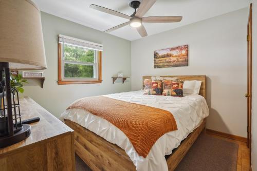 Schlafzimmer mit einem Bett und einem Deckenventilator in der Unterkunft Utica Vacation Home about 12 Mi to Denison University! 