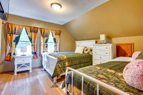 een slaapkamer met 2 bedden en een raam bij Howard Cabin Rental about 3 Mi to Apple Valley Lake! in Mount Vernon