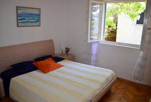 a bedroom with a bed and a window at Holiday Home Nona in Drage