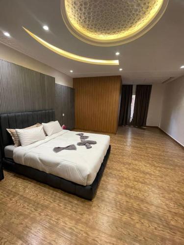 een slaapkamer met een groot bed in een kamer bij Appartement Duplex Marrakech in Marrakesh