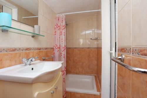 Koupelna v ubytování Apartment Baska Voda 300c