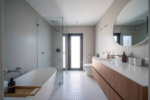 Bilik mandi di Reef House: Pool • Beachfront • Near Wineries
