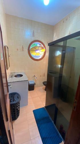 een kleine badkamer met een douche en een toilet bij Quarto aconchegante II in Cruzeiro