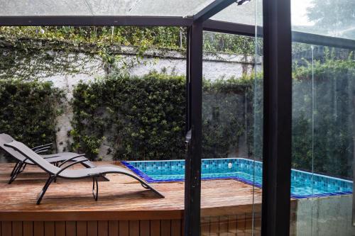 Bazén v ubytování Living Hotel São Paulo nebo v jeho okolí