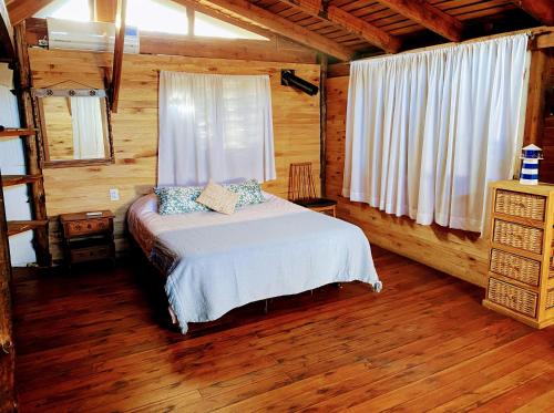 - une chambre avec un lit dans une cabane en rondins dans l'établissement Cabaña Rustica Atlantida 4p 500m Parque, à Santa Clara del Mar