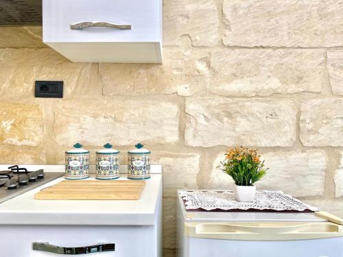 a kitchen with a stove and a white counter top at Vohis Luxury House - Fast Wi-fi & Easy parking in Lecce