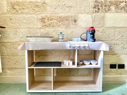 a table with a counter top on top of it at Vohis Luxury House - Fast Wi-fi & Easy parking in Lecce