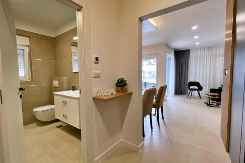 Ένα μπάνιο στο Family-friendly apartments with swimming pool Silo, Krk - 21242